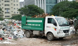 Xe vận chuyển rác mang tên Công ty CP môi trường và dịch vụ đô thị Vĩnh Yên tại bãi rác tự phát Cầu Giấy.