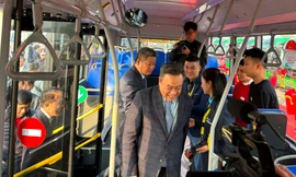 Chủ tịch Hà Nội trải nghiệm xe buýt điện