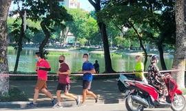 Công viên quây rào, người dân Hà Nội xuống đường chạy bộ