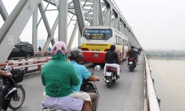 10 tuyến buýt Hà Nội phải 'nắn' hành trình do đóng cầu, đường ngập sâu