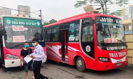 Để thực hiện quy định 4 ngày qua DN vận tải tại các bến xe Hà Nội phải khai bản giấy thay việc khai báo điện tử. Ảnh: T.Đảng