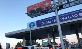 Ùn tắc kéo dài tại làn thu phí ETC trạm Cao Bồ thời gian qua. 