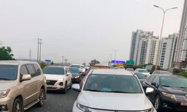 Trạm thu phí và đường về Hà Nội tắc trong ngày nghỉ lễ thứ hai