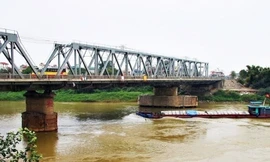 Cầu Đuống hiện tại có độ tĩnh không thấp và tàu thuyền qua lại khó khăn.