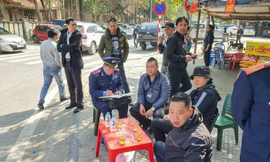 Thanh tra giao thông xử lý bãi xe 'chặt chém', tự ý rào đường