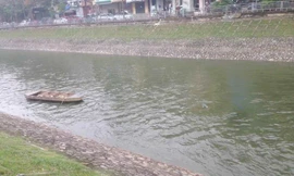 Người dân Thủ đô những ngày qua đang bất ngờ khi nước sông Tô Lịch chuyển trắng xanh