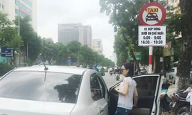 Trên các tuyến phố cấm taxi Hà Nội từ nay có thêm biển cấm xe hợp đồng dưới 9 chỗ