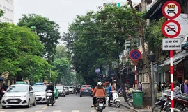 Hà Nội khôi phục lại biển cấm taxi trên 10 tuyến phố. Ảnh: A.Trọng