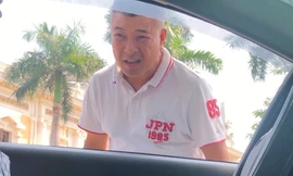 Nhân viên điểm trông xe theo iParking trên phố Lê Thánh Tông do Cty cổ phần 901 quản lý chỉ cho xe vào gửi nếu khách thanh toán ngay 50.000 đồng từ đầu (quy định là 25.000 đồng/lượt). Ảnh: A.T