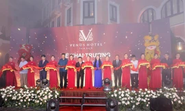 Lãnh đạo tỉnh Vĩnh Phúc, Nhà đầu tư và quan khách cắt băng khai trương khách sạn Venus Hote tối 24/5.