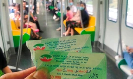 Hành khách mua vé đi tàu trong ngày 21/11. Ảnh: Anh Trọng