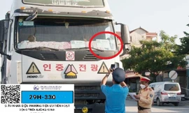 Liên ngành Hà Nội kiểm soát giấy luồng xanh xe tải được cấp trên đường. Ảnh: A.Trọng