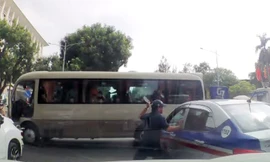 Sang đường đột ngột, tài xế xe chở học sinh còn lao xuống đánh tài xế taxi