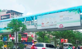 Mặc dù Vinasing đã bán quảng cáo tại cầu vượt phố Xã Đàn với giá 150.000 USD/năm (3,4 tỷ đồng) nhưng hiện biển này đã hết phép và bị tạm dừng việc cấp lại. Ảnh: A.Trọng