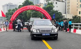 Sau 10 tháng thi công cầu vượt An Dương đã thông xe sáng nay. Ảnh: T.Đảng