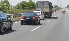 Hình ảnh xe tải 35C - 040.82 không nhường đường cho đoàn xe ưu tiên được cắt từ clip