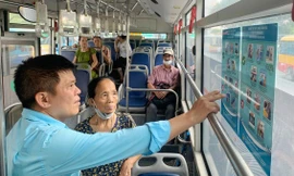 Nhân viên phải xin lỗi khách khi xe buýt gặp sự cố trên đường