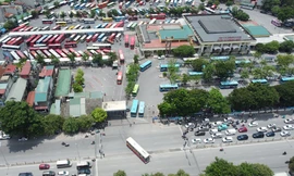 Đường Giải Phóng ùn ứ do ngăn đường để xe xuất bến Giáp Bát đi cắt qua