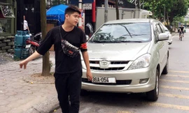 Nhân viên trông Công ty Hữu Trí Đức chặn đầu xe 36A-054xx, buộc chủ xe trả tiền mới cho đi.