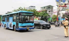 Nhiều lái xe buýt Hà Nội chạy ẩu, vi phạm giao thông