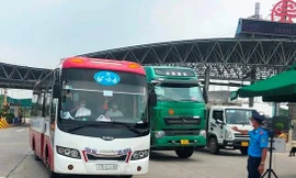 Thay vì thẻ luồng xanh, Hà Nội cấp mã nhận diện cho xe chở công nhân, chuyên gia. Ảnh: T.Đảng