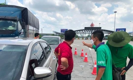 Chủ xe bức xúc vì phương tiện bị dán thẻ ETC khống