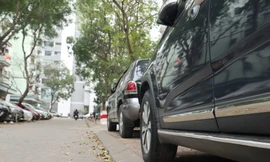 Ô tô đỗ tràn lan vỉa hè, vi phạm biển cấm tại Hà Nội