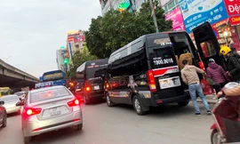 Xe của hãng vận tải Phiệt Học và Đoàn Xuân xếp hàng dài bắt khách tại nút giao Nguyễn Xiển-Nguyễn Trãi trong mấy ngày qua.
