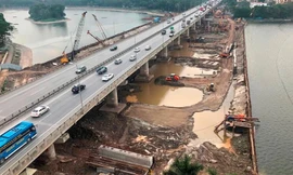 Mặt hồ Linh Đàm bị xẻ đôi vì dự án cầu cạn chậm trả mặt bằng