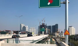 Ngổn ngang công trường đường lên xuống Vành đai 3 trên cao
