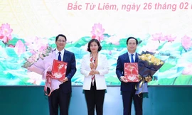 Phó Bí thư Thường trực Thành ủy Hà Nội Nguyễn Thị Tuyến trao quyết định cho tân Bí thư Bắc Từ Liêm và tân Giám đốc Sở VH&TT.