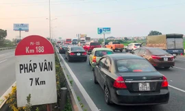 Ùn tắc kéo dài trên cao tốc Pháp Vân - Cầu Giẽ đoạn từ trạm thu phí đến xã Tứ Hiệp (Thanh Trì).