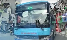 Đình chỉ công việc 7 ngày với lái xe buýt lấn làn, khiêu khích người đi đường