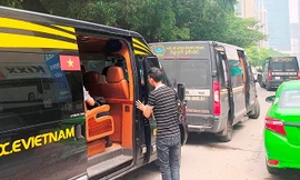 Xe khách trá hình xe hợp động hoạt động trên đường Hà Nội. Ảnh: Anh Trọng