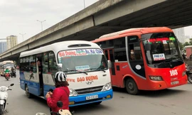 Xe khách dàn dàng ngang hoạt động vô tư trên trên đường Khuất Duy Tiến-Nguyễn Xiển được Tiền Phong ghi hình ảnh, phản ánh thời gian qua. Ảnh: T.Đảng