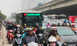 Đường Hà Nội ùn tắc như nêm ngày đầu tuần