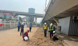 Công trình cầu vượt thép Mai Dịch chưa tổ chức giao thông đã rào đường