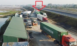 Trạm dừng nghỉ tạm quá tải, xe phải xếp hàng trên cao tốc chờ đến lượt