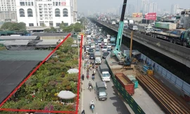 Đường Nguyễn Xiển vẫn tắc cứng vì hàng rào công trường và vỉa hè bị lấn chiếm