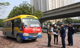 Xe khách vi phạm bị xử lý trên đường Khuất Duy Tiến sáng 6/3