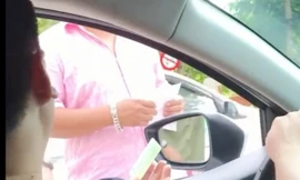 Người nhà bệnh nhân phản ứng với bảo vệ bệnh viện Nhi khi bị thu phí 1,7 triệu cho 3 ngày gửi