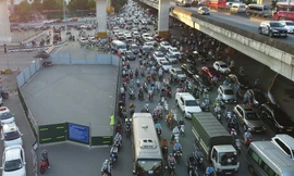 Hết phép nhưng công trường quây rào đường Nguyễn Xiển vẫn ngổn ngang gây ùn tắc