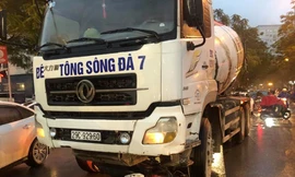 Hiện trường vụ tai nạn xe máy bị xe bồn cuốn vào gầm, người bị nạn đã được đưa đi cấp cứu. Ảnh: T.Đảng