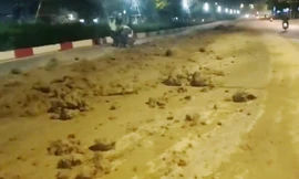 Bùn đất ngổn ngang ở đường Nguyễn Chí Thanh và dài cả kilômét. Ảnh cắt từ clip