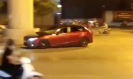 Xe 30E-86130 chạy ngược chiều trên đường Cầu Diễn tối 5/9