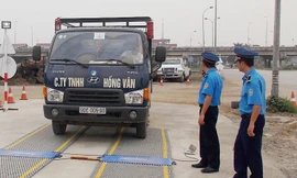 TTGT xử lý xe quá tải trên đường. Ảnh A.T