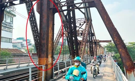Cận cảnh giàn thép chịu lực cầu Long Biên hoen gỉ, có nguy cơ bị đổ