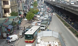 Loạt lô cốt khủng bủa vây đường Nguyễn Xiển, người dân vật vã 'qua ải' ùn tắc