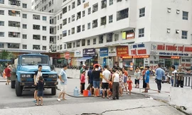 Người dân Linh Đàm xếp hàng chia nước sạch như chia gạo thời bao cấp