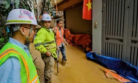 Ban Quản lý Đường sắt đô thị Hà Nội xin lỗi về sự cố 'suối bùn' tràn ngõ phố